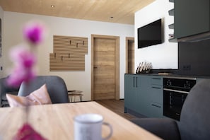 Comfort Condo, 2 Bedrooms, Balcony, Mountain View | Private kitchen | Full-sized fridge, microwave, oven, stovetop - BERGLIEBE (Kaprun)