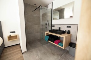 Comfort Condo, 2 Bedrooms, Balcony, Mountain View | Bathroom | Shower, hair dryer, towels, soap - BERGLIEBE (Kaprun)