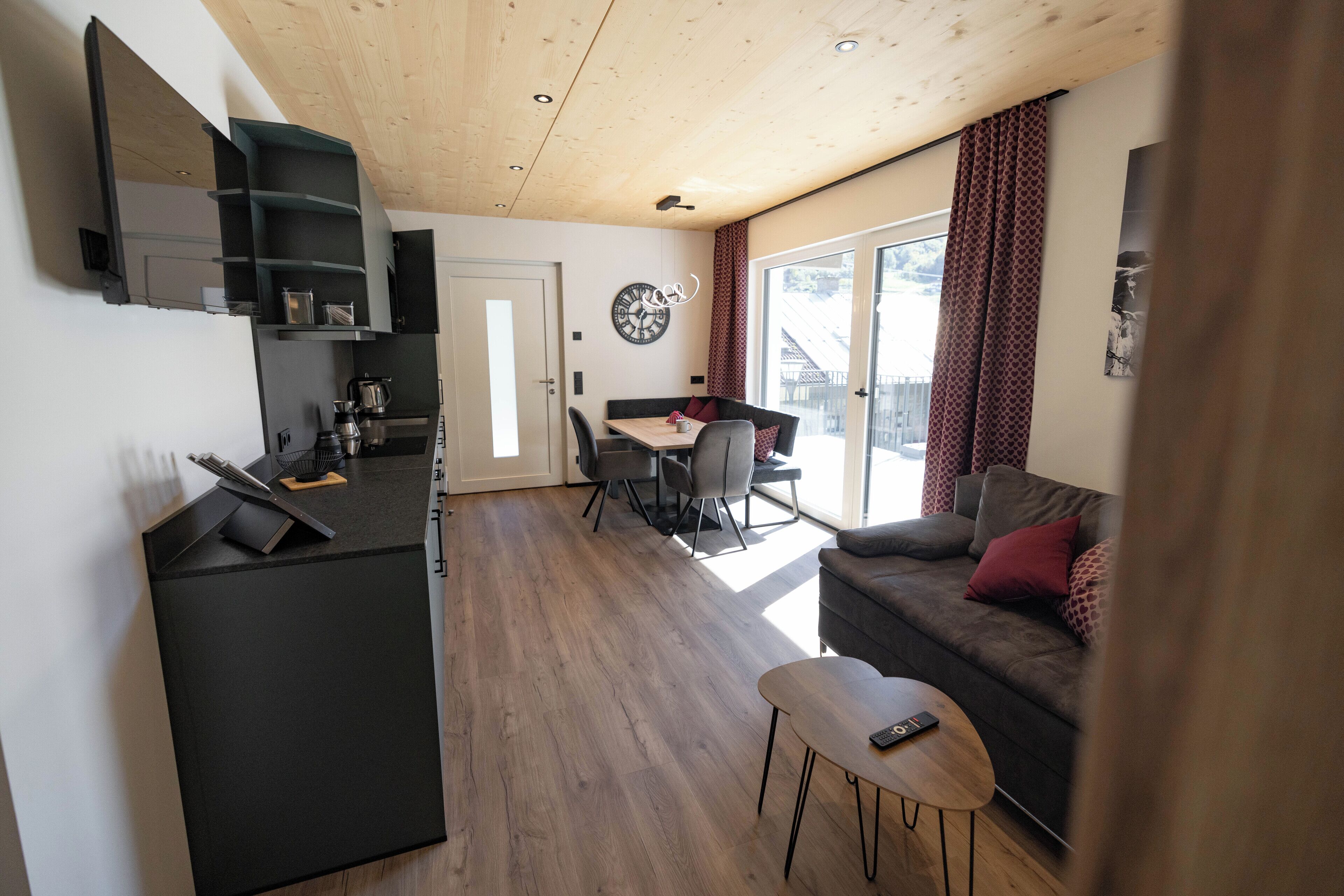 Comfort-Apartment, 2 Schlafzimmer, Balkon, Bergblick | Wohnbereich | Flachbildfernseher