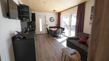 Comfort-Apartment, 2 Schlafzimmer, Balkon, Bergblick | Wohnbereich | Flachbildfernseher