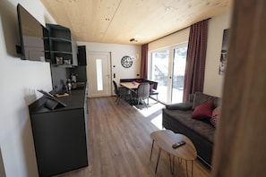Comfort-Apartment, 2 Schlafzimmer, Balkon, Bergblick | Wohnbereich