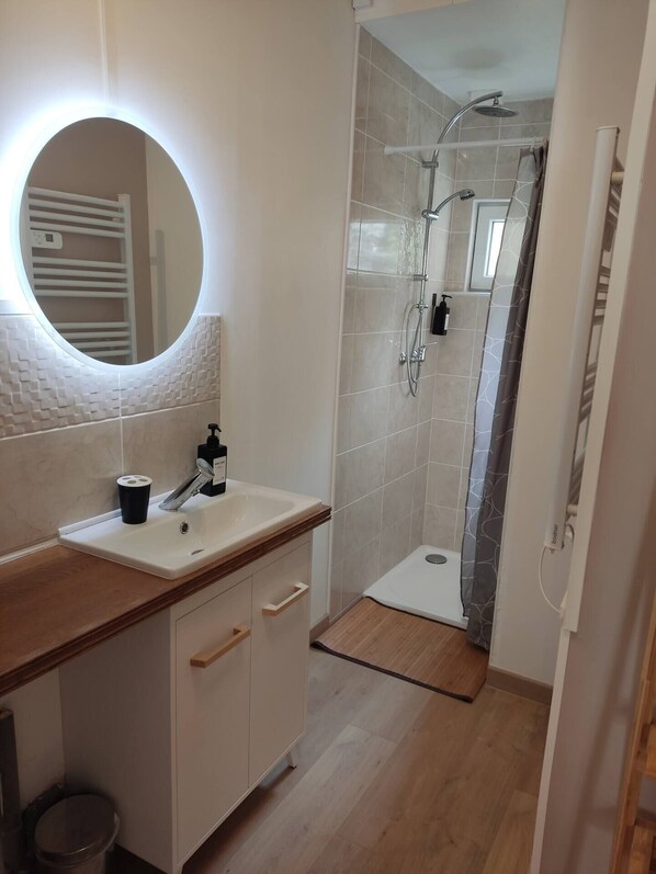 Douche, sèche-cheveux, serviettes fournies, savon