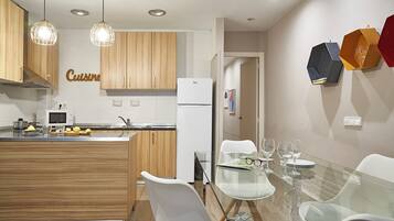 Apartamento, 2 habitaciones | Zona de estar | Televisión de 40 pulgadas con canales digitales