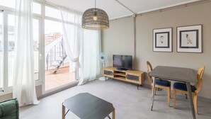 Loftsleilighet, byutsikt | Oppholdsområde | En 40-tommers TV med digitale kanaler