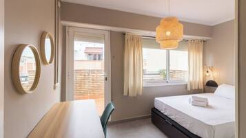 Ático, vistas a la ciudad | 1 dormitorio, tabla de planchar con plancha, cunas (de pago)