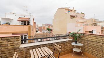 Ático, vistas a la ciudad | Balcón