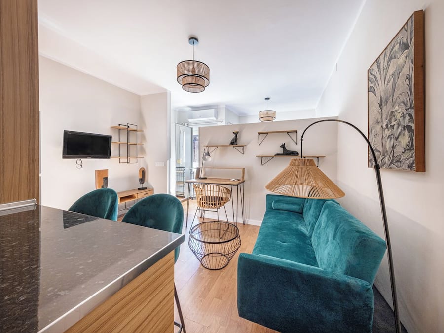 Apartment, Stadtblick | Wohnbereich | 40-Zoll-Fernseher mit Digitalempfang