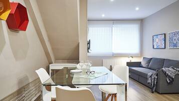 Apartamento, 2 habitaciones | Zona de estar | Televisión de 40 pulgadas con canales digitales