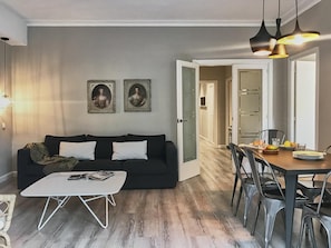 Apartamento família, 4 quartos, sacada, vista para a cidade | Área de estar | TV 40 polegadas com canais digitais