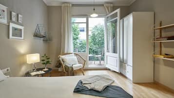 Apartamento familiar, 4 habitaciones, balcón, vistas a la ciudad | Escritorio, tabla de planchar con plancha, cunas (de pago) y wifi gratis