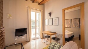 Appartement Familial, 1 chambre, balcon, vue ville | Coin séjour | Télévision de 40 pouces avec chaînes numériques