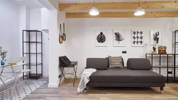 Dúplex familiar, 2 habitaciones | Zona de estar | Televisión de 40 pulgadas con canales digitales