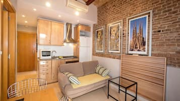 Apartamento familiar, 1 habitación, balcón, vistas a la ciudad | Zona de estar | Televisión de 40 pulgadas con canales digitales