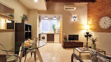 Apartamento Deluxe, 1 habitación, balcón, vistas a la ciudad | Zona de estar | Televisión de 40 pulgadas con canales digitales