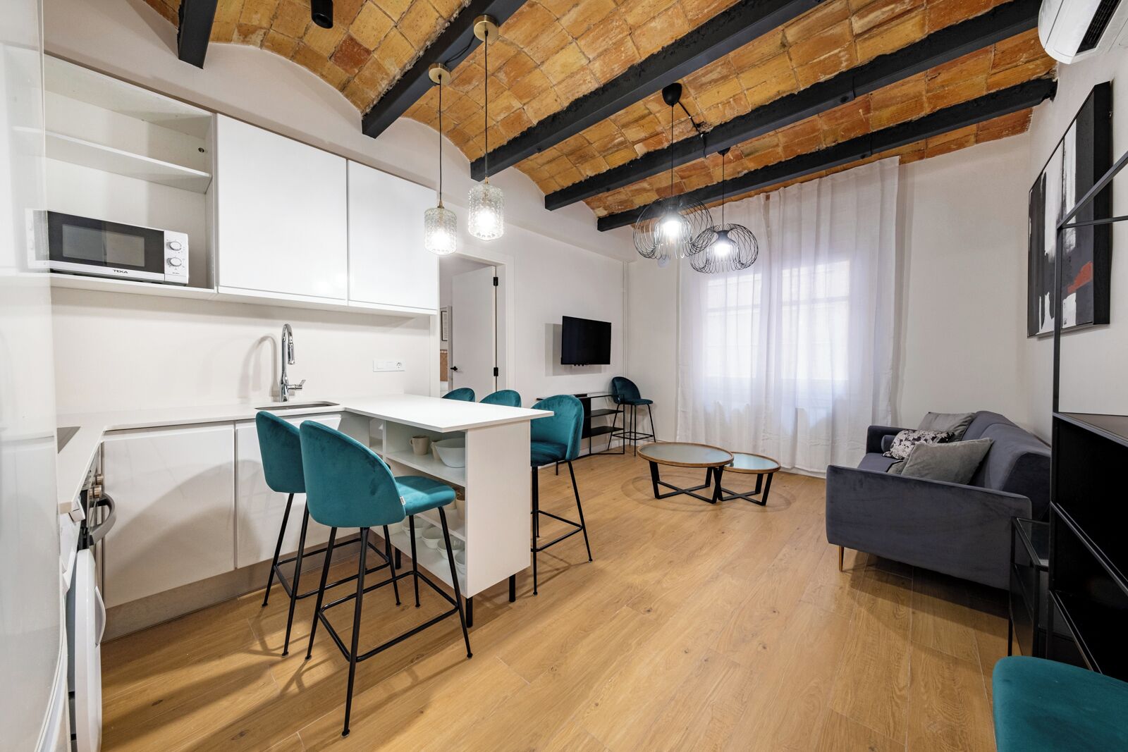 Familie appartement, 4 slaapkamers, uitzicht op stad | Privékeuken | Een magnetron, een oven, een kookplaat, een koffiezetapparaat/waterkoker