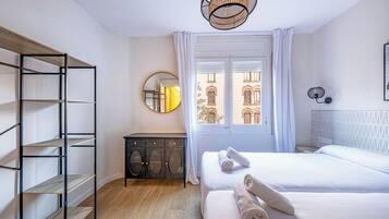 Apartamento familiar, 4 habitaciones, vistas a la ciudad | Escritorio, tabla de planchar con plancha, cunas (de pago) y wifi gratis