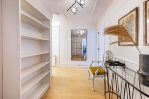 Familienapartment, Stadtblick | Wohnbereich | 40-Zoll-Fernseher mit Digitalempfang