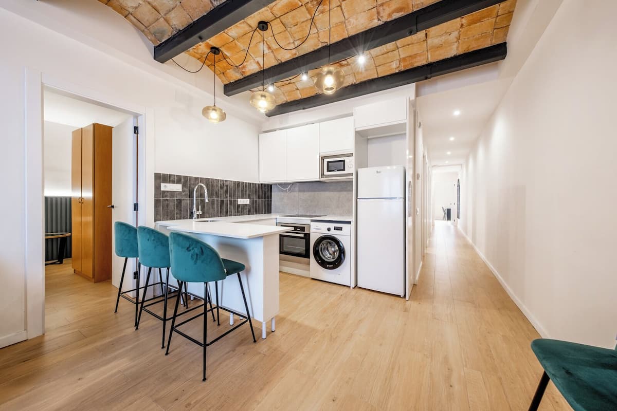 Familie appartement, 4 slaapkamers | Privékeuken | Een magnetron, een oven, een kookplaat, een koffiezetapparaat/waterkoker