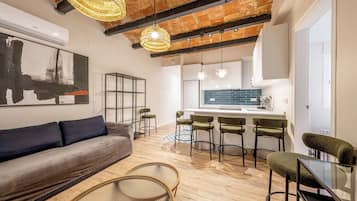 Appartement, 4 chambres | Coin séjour | Télévision de 40 pouces avec chaßnes numériques