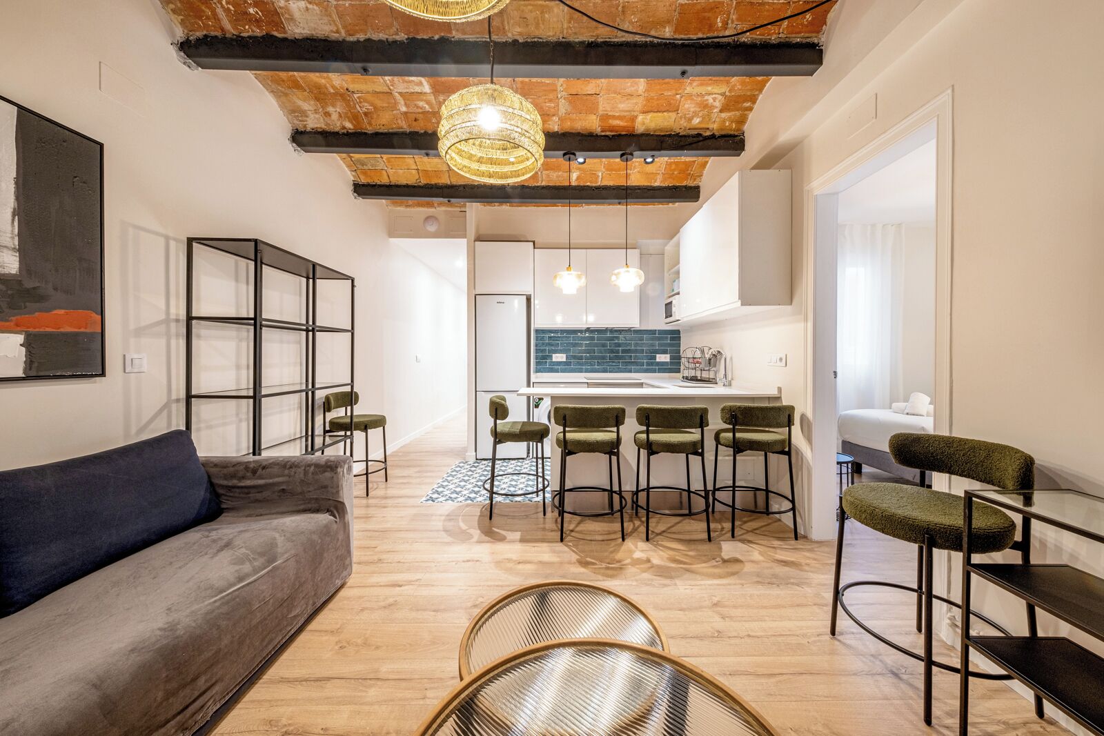 Appartement, 4 chambres | Coin séjour | Télévision de 40 pouces avec chaînes numériques