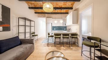 Appartement, 4 chambres | Coin séjour | Télévision de 40 pouces avec chaßnes numériques