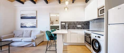 Family Apartment, 4 Bedrooms | Private kitchen | Microwave, oven, stovetop, coffee/tea maker