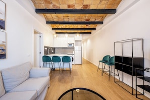 Familienapartment, 4 Schlafzimmer | Wohnbereich | 40-Zoll-Fernseher mit Digitalempfang