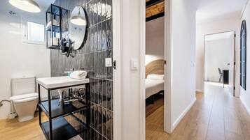 Familie appartement, 4 slaapkamers | Badkamer | Een douche, een haardroger, handdoeken, zeep