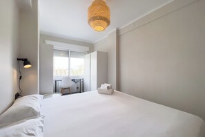 Escritorio, cunas, wifi gratis y ropa de cama 