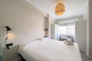 Escritorio, cunas, wifi gratis y ropa de cama