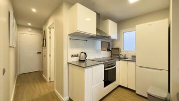 Family Penthouse, City View | Dapur peribadi | Peti sejuk, ketuhar gelombang mikro, ketuhar, dapur