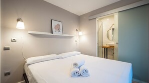 Escritorio, cunas, wifi gratis y ropa de cama 