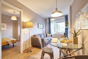 Apartamento família, vista para a cidade | Área de estar | TV de tela plana 40 polegadas com canais digitais