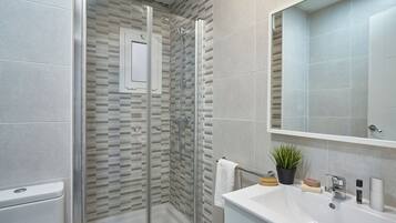 Apartamento familiar, vistas a la ciudad | Baño | Ducha, secador de pelo, toallas y jabón