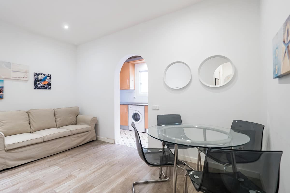 Familie appartement | Woonruimte | Een 40-inch televisie met digitale zenders