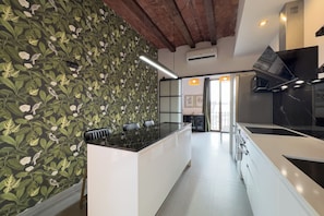 Perhehuoneisto, parveke, kaupunkinäköala | Sisätilat