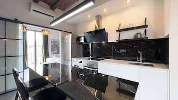 Appartement Familial, balcon, vue ville | Cuisine privée | Réfrigérateur, micro-ondes, four, plaque de cuisson