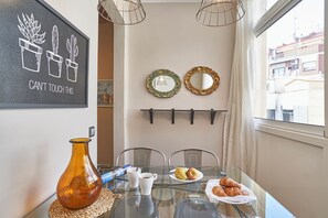 Apartamento família | Área de estar | TV 40 polegadas com canais digitais