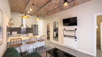 Familie appartement, balkon | Woonruimte | Een 40-inch televisie met digitale zenders