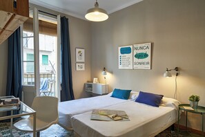 Familjelägenhet - balkong - utsikt mot staden | Skrivbord, strykjärn/strykbräda, barnsängar och gratis wi-fi