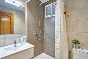 Family Apartment, Balcony, City View | Bathroom | Shower, hair dryer, towels, soap - BeBarceloner Sants Apartments (Barcelona)