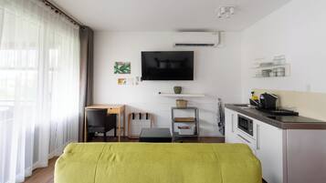 Family Studio, 1 Bedroom, Lanai | Private kitchen