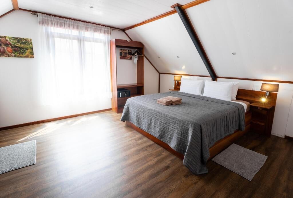 Family Room | In-room safe, desk, free WiFi, bed sheets