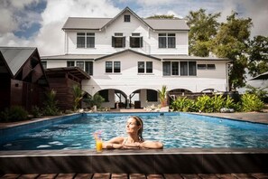 2 albercas al aire libre 