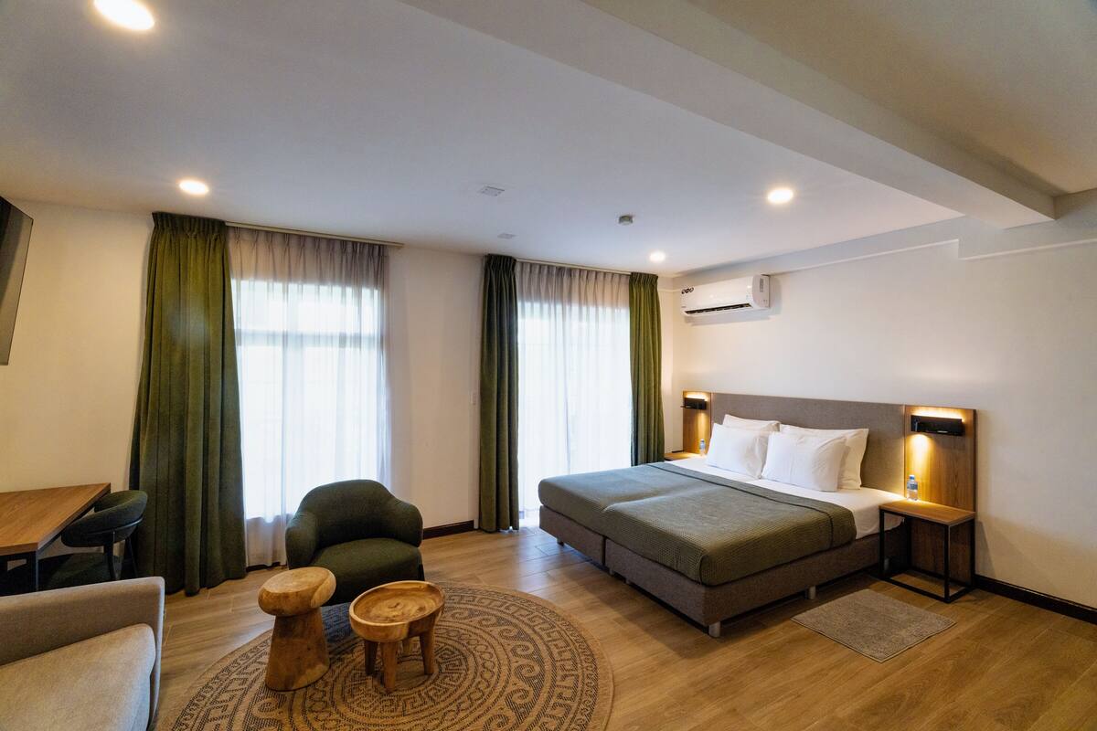 Habitación Premium, lanai | Caja fuerte, escritorio, cunas gratuitas y wifi gratis