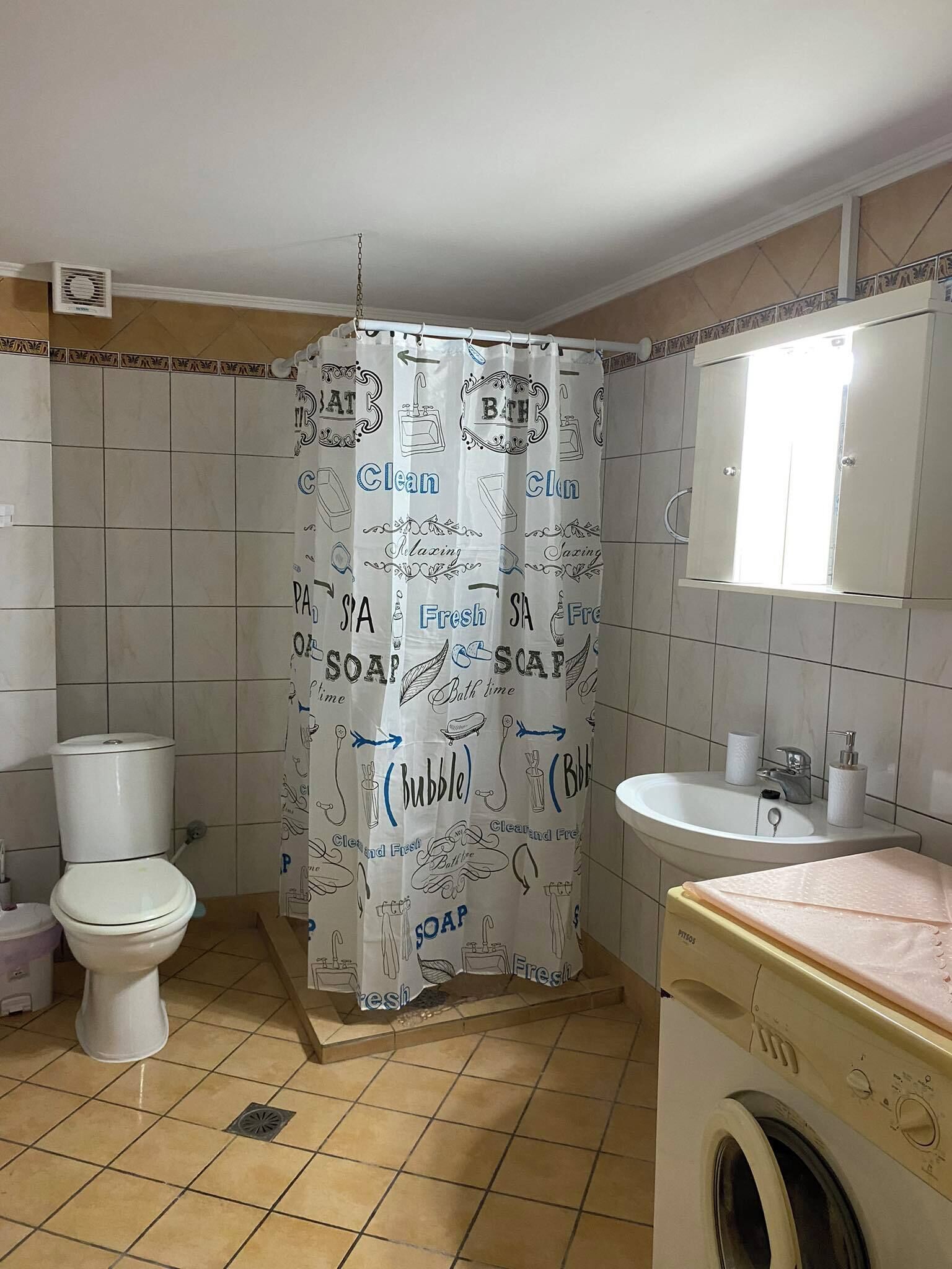 Sèche-cheveux, serviettes fournies, savon, shampoing