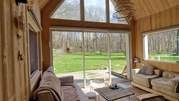 Een tafeltennistafel en boeken