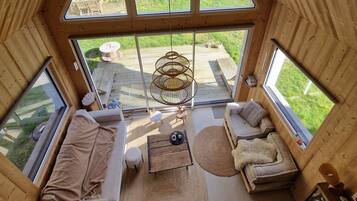 Een tafeltennistafel en boeken