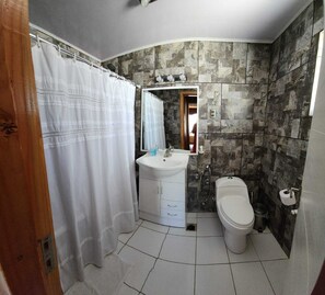Family Room, Multiple Beds | Bathroom | Towels, soap, shampoo, toilet paper - Hospedaje Shuyen (Victoria)