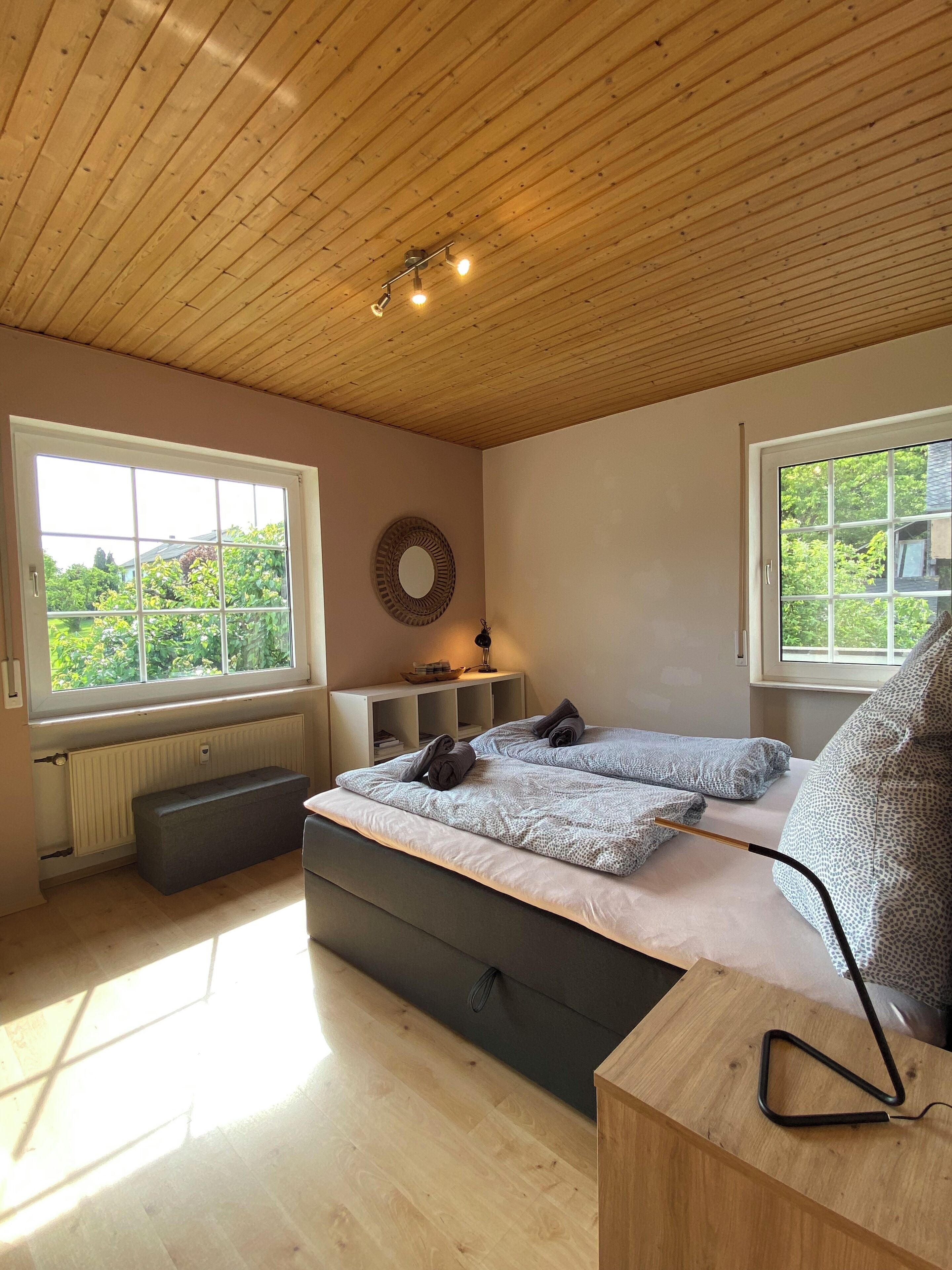 3 bedrooms, iron/ironing board, WiFi, bed sheets